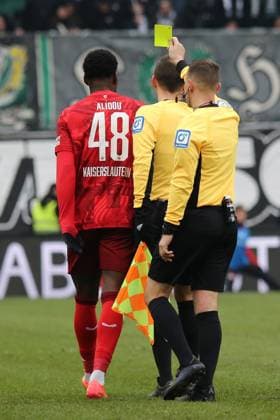 15 02 2025, xmohx, Soccer 2 Bundesliga, 1 FC Kaiserslautern Hannover 96 v l ee Dr Robert Kampka shows yellow card Faride Alidou 1 FC Kaiserslautern DFL DFB REGULATIONS PROHIBIT ANY USE OF PHOTOGRAPHS as IMAGE SEQUENCES and or QUASI VIDEO Kaiserslautern