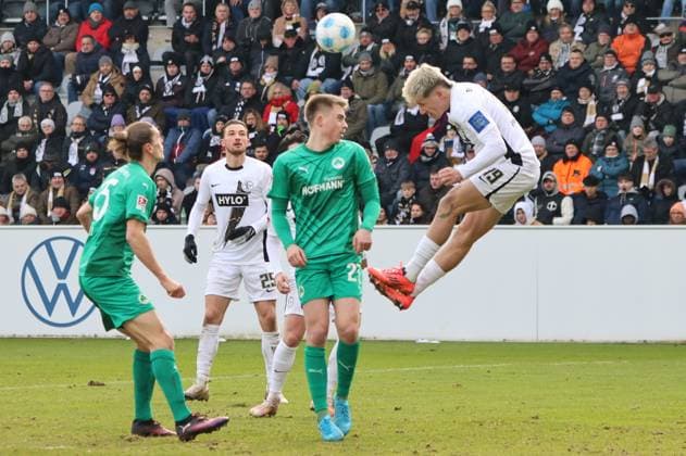 15 02 2025, Football, Men, 2 Bundesliga, Season 2024 2025, SV 07 Elversberg SpVgg Greuther Fürth, Lukas Pinckert SV 07 Elversberg , Luca Itter SpVgg Greuther Fürth , Noah Loosli SpVgg Greuther Fürth Elversberg Ursapharm Arena an der Kaiserlinde Saarland Germany EN Copyright: xSebastianxBachx