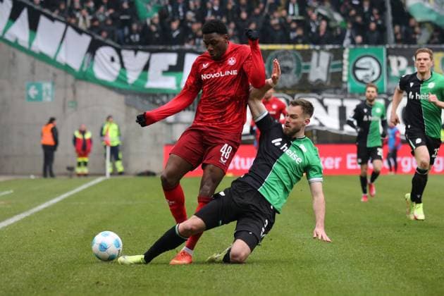 15 02 2025, xmohx, Fußball 2 Bundesliga, 1 FC Kaiserslautern Hannover 96 v l Faride Alidou 1 FC Kaiserslautern Boris Tomiak Hannover 96 Zweikampf, Aktion, action, battle for the ball DFL DFB REGULATIONS PROHIBIT ANY USE OF PHOTOGRAPHS as IMAGE SEQUENCES and or QUASI VIDEO Kaiserslautern