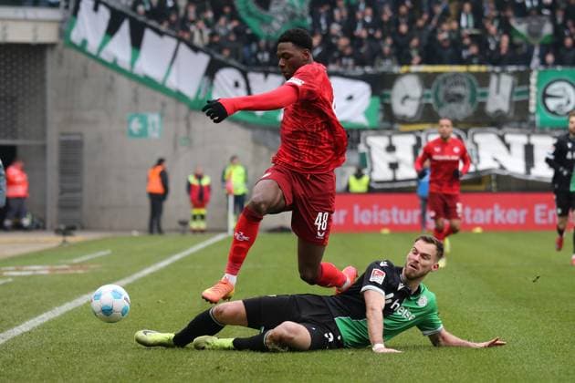 15 02 2025, xmohx, Fußball 2 Bundesliga, 1 FC Kaiserslautern Hannover 96 v l Faride Alidou 1 FC Kaiserslautern Boris Tomiak Hannover 96 Zweikampf, Aktion, action, battle for the ball DFL DFB REGULATIONS PROHIBIT ANY USE OF PHOTOGRAPHS as IMAGE SEQUENCES and or QUASI VIDEO Kaiserslautern