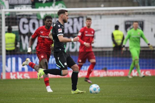 15 02 2025, xmohx, Fußball 2 Bundesliga, 1 FC Kaiserslautern Hannover 96 v l Ragnar Ache 1 FC Kaiserslautern Boris Tomiak Hannover 96 Zweikampf, Aktion, action, battle for the ball DFL DFB REGULATIONS PROHIBIT ANY USE OF PHOTOGRAPHS as IMAGE SEQUENCES and or QUASI VIDEO Kaiserslautern