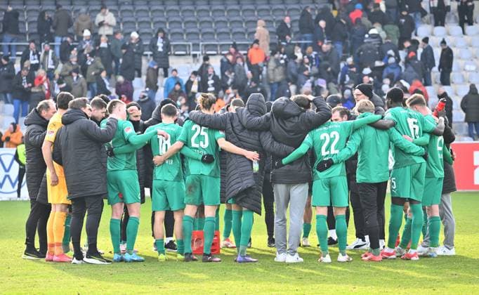 14 02 2025 Soccer Season 2024 2025 2 Soccer Bundesliga 22 Matchday SV Elversberg SpVgg Greuther Fürth Kleeblatt Sportfoto Zink xwoxzix DFL regulations prohibit any use of photographs as image sequences and or quasi video only for editorial use Teamkreis Mannschaft Team Fürt after the end of the match