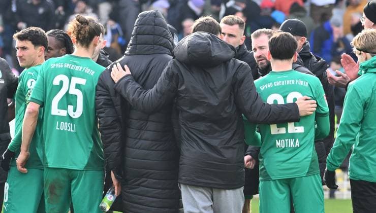 14 02 2025 Soccer Season 2024 2025 2 Soccer Bundesliga 22 Matchday SV Elversberg SpVgg Greuther Fürth Kleeblatt Sportfoto Zink xwoxzix DFL regulations prohibit any use of photographs as image sequences and or quasi video only for editorial use Jan Siewert Trainer SpVgg Greuther Fürth speaks to team Team after end of match