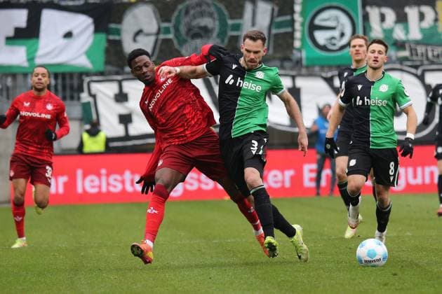 15 02 2025, xmohx, Fußball 2 Bundesliga, 1 FC Kaiserslautern Hannover 96 v l Faride Alidou 1 FC Kaiserslautern Boris Tomiak Hannover 96 Phil Yannik Neumann Hannover 96 Zweikampf, Aktion, action, battle for the ball DFL DFB REGULATIONS PROHIBIT ANY USE OF PHOTOGRAPHS as IMAGE SEQUENCES and or QUASI VIDEO Kaiserslautern