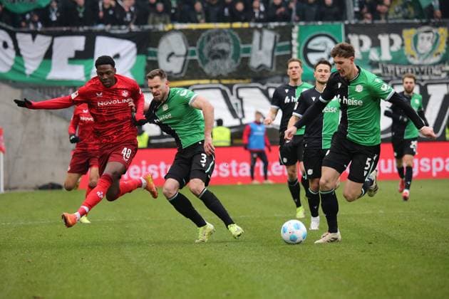 15 02 2025, xmohx, Fußball 2 Bundesliga, 1 FC Kaiserslautern Hannover 96 v l Faride Alidou 1 FC Kaiserslautern Boris Tomiak Hannover 96 Phil Yannik Neumann Hannover 96 Zweikampf, Aktion, action, battle for the ball DFL DFB REGULATIONS PROHIBIT ANY USE OF PHOTOGRAPHS as IMAGE SEQUENCES and or QUASI VIDEO Kaiserslautern