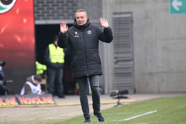 15 02 2025, xmohx, Fußball 2 Bundesliga, 1 FC Kaiserslautern Hannover 96 v l Trainer Andre Breitenreiter Hannover 96 gibt Anweisungen, gestikuliert, mit den Armen gestikulieren gives instructions, gesticulate DFL DFB REGULATIONS PROHIBIT ANY USE OF PHOTOGRAPHS as IMAGE SEQUENCES and or QUASI VIDEO Kaiserslautern