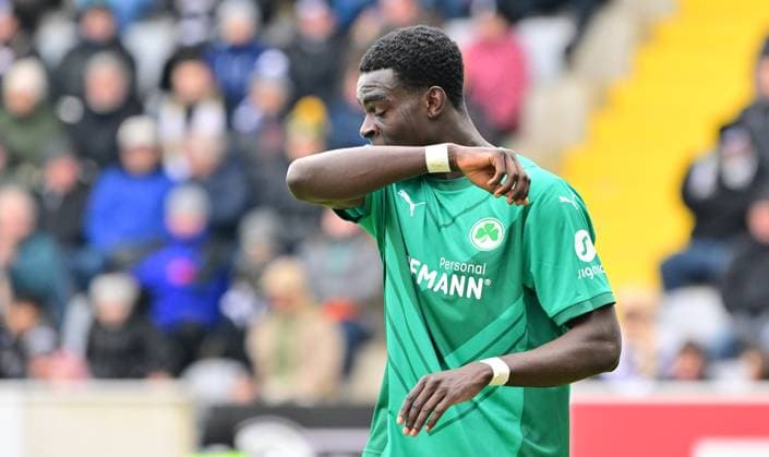 15 02 2025 Soccer Season 2024 2025 2 Soccer Bundesliga 22 Matchday SV Elversberg SpVgg Greuther Fürth Kleeblatt Sportfoto Zink MeZi xmexzix DFL regulations prohibit any use of photographs as image sequences and or quasi video only for editorial use Joshua Quarshie 15, SpVgg Greuther Fürth disappointed disappointment