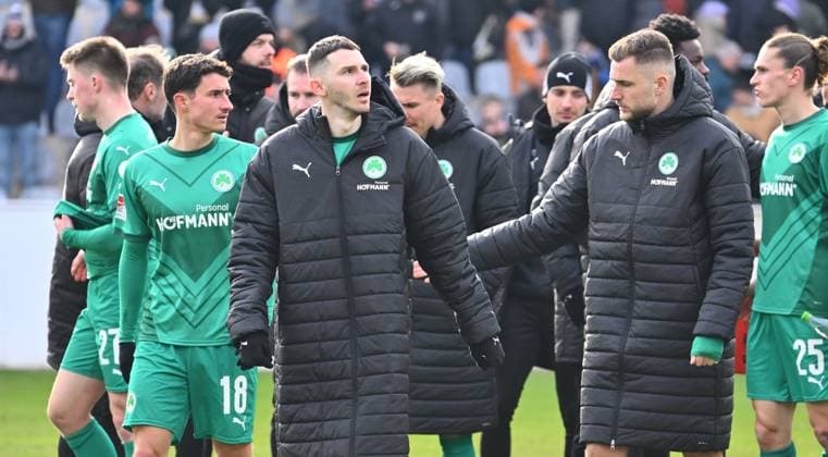 14 02 2025 Soccer season 2024 2025 2 Soccer Bundesliga 22 Matchday SV Elversberg SpVgg Greuther Fürth Kleeblatt Sportfoto Zink xwoxzix DFL regulations prohibit any use of photographs as image sequences and or quasi video only for editorial use Marco Meyerhöfer Meyerhoefer 18, SpVgg Greuther Fürth Branimir Hrgota 10, SpVgg Greuther Fürth Dennis Srbeny 7, SpVgg Greuther Fürth disappointed Disappointment after the end of the match