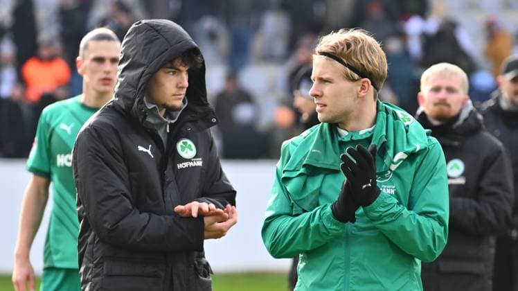 14 02 2025 Soccer season 2024 2025 2 Soccer Bundesliga 22 Matchday SV Elversberg SpVgg Greuther Fürth Kleeblatt Sportfoto Zink xwoxzix DFL regulations prohibit any use of photographs as image sequences and or quasi video only for editorial use Reno Münz Muenz 5, SpVgg Greuther Fürth Philipp Müller 36, SpVgg Greuther Fürth disappointed Disappointment after the end of the match
