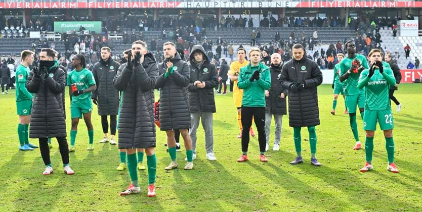 14 02 2025 Soccer Season 2024 2025 2 Soccer Bundesliga 22 Matchday SV Elversberg SpVgg Greuther Fürth Kleeblatt Sportfoto Zink xwoxzix DFL regulations prohibit any use of photographs as image sequences and or quasi video only for editorial use Mannschaft Team Fürth disappointed Disappointment after the end of the match