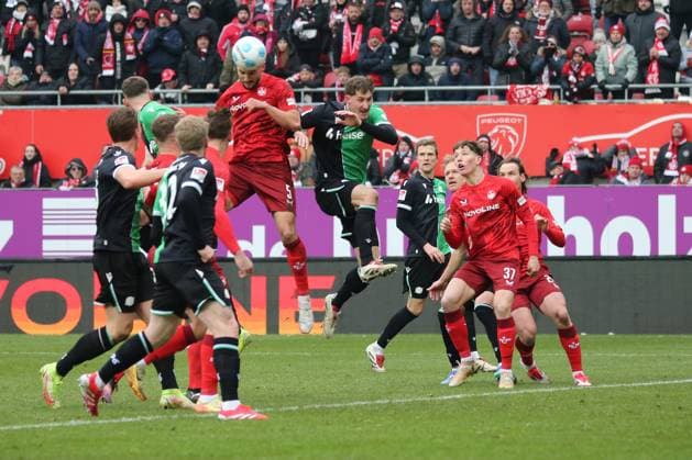 15 02 2025, xmohx, Fußball 2 Bundesliga, 1 FC Kaiserslautern Hannover 96 v l Torchance Maximilian Bauer 1 FC Kaiserslautern DFL DFB REGULATIONS PROHIBIT ANY USE OF PHOTOGRAPHS as IMAGE SEQUENCES and or QUASI VIDEO Kaiserslautern
