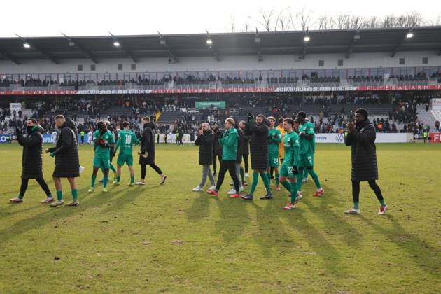 15 02 2025, Football, Men, 2 Bundesliga, Season 2024 2025, SV 07 Elversberg SpVgg Greuther Fürth, The team SpVgg Greuther Fürth thanks the fans Elversberg Ursapharm Arena an der Kaiserlinde Saarland Germany EN Copyright: xSebastianxBachx