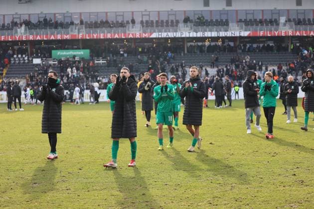 15 02 2025, Football, Men, 2 Bundesliga, Season 2024 2025, SV 07 Elversberg SpVgg Greuther Fürth, The team SpVgg Greuther Fürth thanks the fans Elversberg Ursapharm Arena an der Kaiserlinde Saarland Germany EN Copyright: xSebastianxBachx