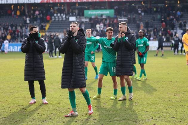 15 02 2025, Football, Men, 2 Bundesliga, Season 2024 2025, SV 07 Elversberg SpVgg Greuther Fürth, The team SpVgg Greuther Fürth thanks the fans Elversberg Ursapharm Arena an der Kaiserlinde Saarland Germany EN Copyright: xSebastianxBachx