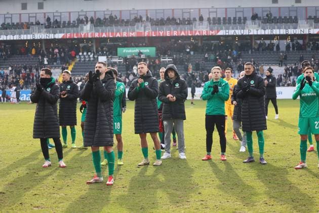 15 02 2025, Football, Men, 2 Bundesliga, Season 2024 2025, SV 07 Elversberg SpVgg Greuther Fürth, The team SpVgg Greuther Fürth thanks the fans Elversberg Ursapharm Arena an der Kaiserlinde Saarland Germany EN Copyright: xSebastianxBachx