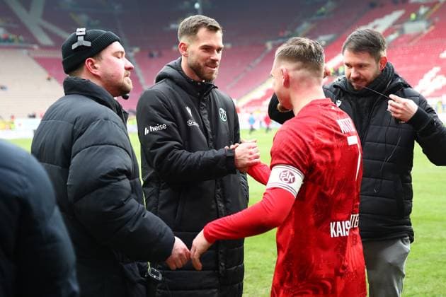 15 02 2025, xmohx, Soccer 2 Bundesliga, 1 FC Kaiserslautern Hannover 96 v l Boris Tomiak Hannover 96 Marlon Ritter 1 FC Kaiserslautern DFL DFB REGULATIONS PROHIBIT ANY USE OF PHOTOGRAPHS as IMAGE SEQUENCES and or QUASI VIDEO Kaiserslautern