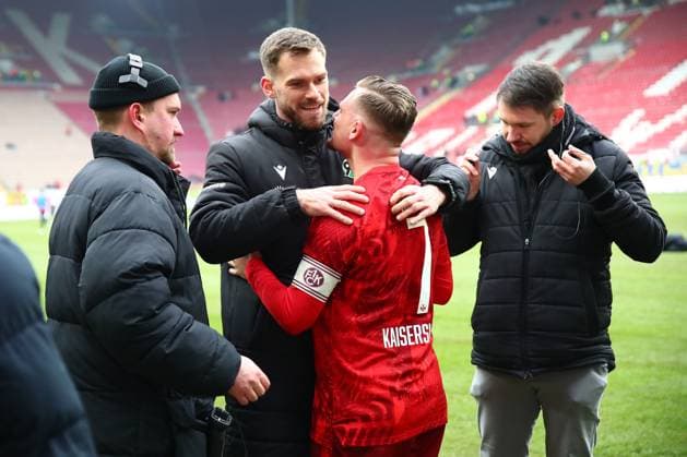 15 02 2025, xmohx, Soccer 2 Bundesliga, 1 FC Kaiserslautern Hannover 96 v l Boris Tomiak Hannover 96 Marlon Ritter 1 FC Kaiserslautern DFL DFB REGULATIONS PROHIBIT ANY USE OF PHOTOGRAPHS as IMAGE SEQUENCES and or QUASI VIDEO Kaiserslautern