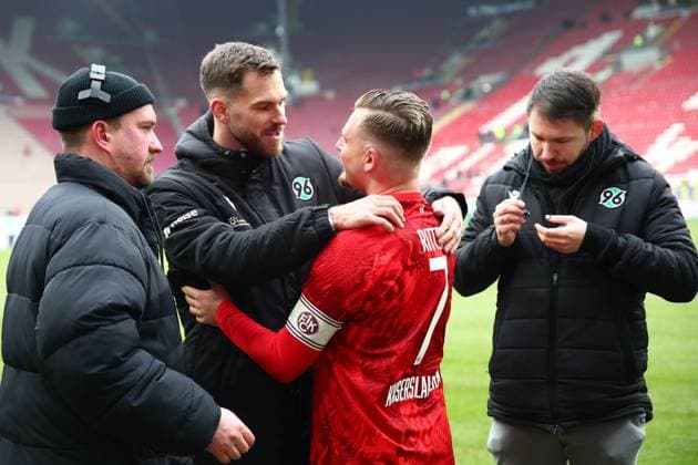 15 02 2025, xmohx, Soccer 2 Bundesliga, 1 FC Kaiserslautern Hannover 96 v l Boris Tomiak Hannover 96 Marlon Ritter 1 FC Kaiserslautern DFL DFB REGULATIONS PROHIBIT ANY USE OF PHOTOGRAPHS as IMAGE SEQUENCES and or QUASI VIDEO Kaiserslautern