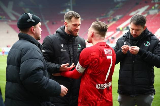 15 02 2025, xmohx, Soccer 2 Bundesliga, 1 FC Kaiserslautern Hannover 96 v l Boris Tomiak Hannover 96 Marlon Ritter 1 FC Kaiserslautern DFL DFB REGULATIONS PROHIBIT ANY USE OF PHOTOGRAPHS as IMAGE SEQUENCES and or QUASI VIDEO Kaiserslautern