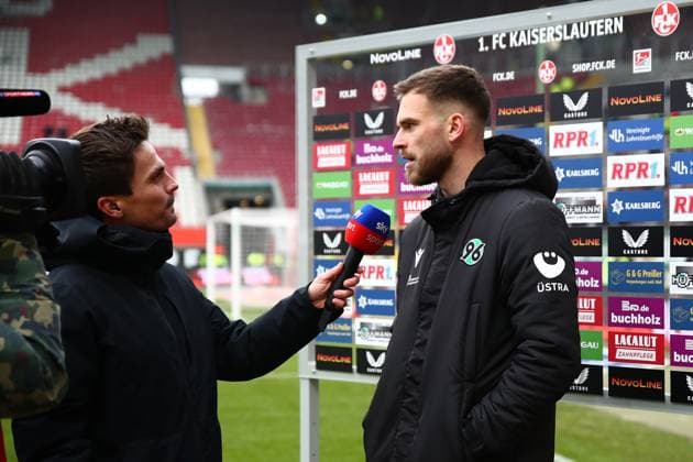 15 02 2025, xmohx, Soccer 2 Bundesliga, 1 FC Kaiserslautern Hannover 96 v l Boris Tomiak Hannover 96 DFL DFB REGULATIONS PROHIBIT ANY USE OF PHOTOGRAPHS as IMAGE SEQUENCES and or QUASI VIDEO Kaiserslautern