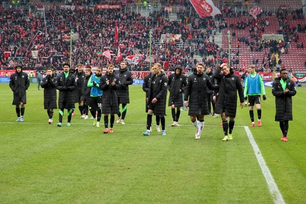 15 02 2025, xmohx, Fußball 2 Bundesliga, 1 FC Kaiserslautern Hannover 96 v l Team von Hannover nach dem Spiel DFL DFB REGULATIONS PROHIBIT ANY USE OF PHOTOGRAPHS as IMAGE SEQUENCES and or QUASI VIDEO Kaiserslautern