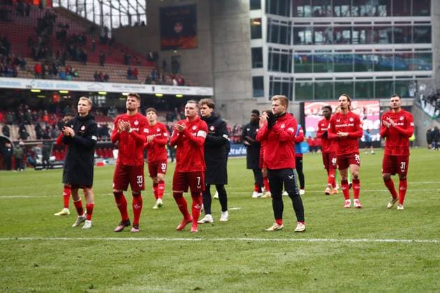 15 02 2025, xmohx, Fußball 2 Bundesliga, 1 FC Kaiserslautern Hannover 96 v l Team von Kaiserslautern nach dem Spiel DFL DFB REGULATIONS PROHIBIT ANY USE OF PHOTOGRAPHS as IMAGE SEQUENCES and or QUASI VIDEO Kaiserslautern