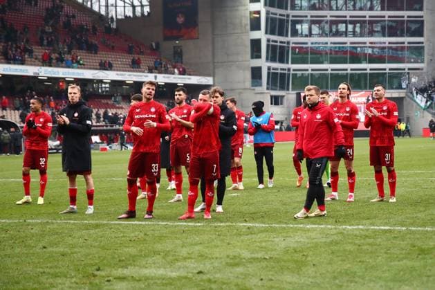 15 02 2025, xmohx, Fußball 2 Bundesliga, 1 FC Kaiserslautern Hannover 96 v l Team von Kaiserslautern nach dem Spiel DFL DFB REGULATIONS PROHIBIT ANY USE OF PHOTOGRAPHS as IMAGE SEQUENCES and or QUASI VIDEO Kaiserslautern