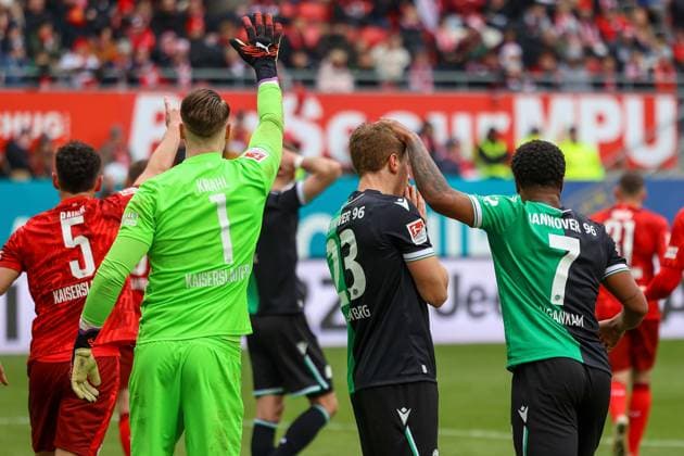 15 02 2025, xmohx, Fußball 2 Bundesliga, 1 FC Kaiserslautern Hannover 96 v l Julian Krahl 1 FC Kaiserslautern Marcel Halstenberg Hannover 96 Jessic Ngankam Hannover 96 DFL DFB REGULATIONS PROHIBIT ANY USE OF PHOTOGRAPHS as IMAGE SEQUENCES and or QUASI VIDEO Kaiserslautern