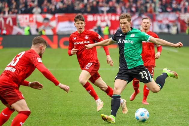 15 02 2025, xmohx, Fußball 2 Bundesliga, 1 FC Kaiserslautern Hannover 96 v l Leon Robinson 1 FC Kaiserslautern Marcel Halstenberg Hannover 96 Zweikampf, Aktion, action, battle for the ball DFL DFB REGULATIONS PROHIBIT ANY USE OF PHOTOGRAPHS as IMAGE SEQUENCES and or QUASI VIDEO Kaiserslautern