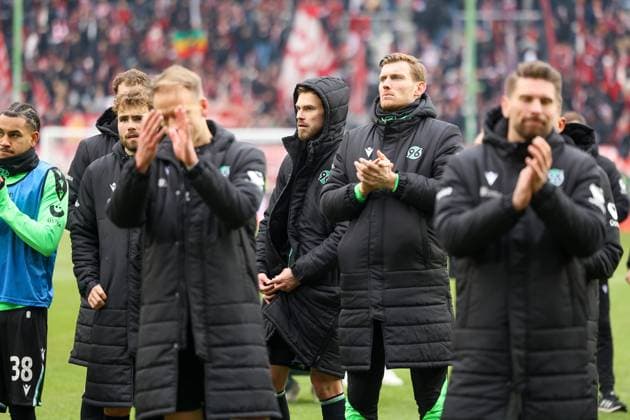 15 02 2025, xmohx, Fußball 2 Bundesliga, 1 FC Kaiserslautern Hannover 96 v l Team von Hannover nach dem Spiel DFL DFB REGULATIONS PROHIBIT ANY USE OF PHOTOGRAPHS as IMAGE SEQUENCES and or QUASI VIDEO Kaiserslautern