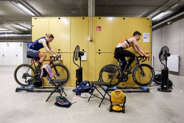 HEUSDEN-ZOLDER - Track cyclists Lisa van Belle and Philip Heijnen warm up during the fourth day of the European Track cycling, Rad, Radsport, Bahnrad, Bahn championships in Belgium. ANP BAS CZERWINSKI xVIxANPxSportx xxANPxIVx 520030251 originalFilename: 520030251.jpg