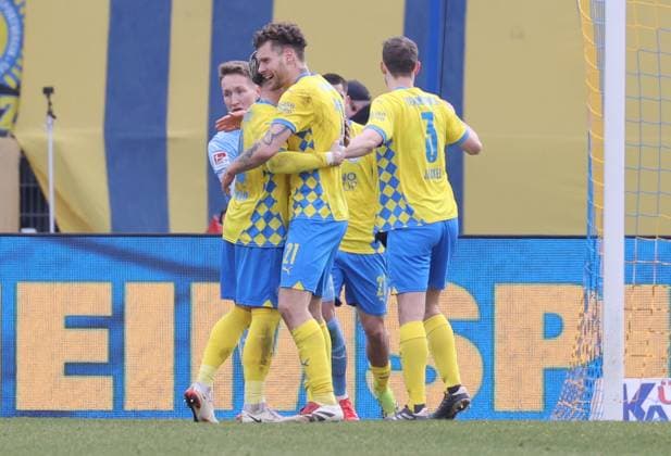 Eintracht BS vs SV Darmstadt 98 Braunschweig, 15 02 2025, Football, Season 24 25, 2 Bundesliga, 22 Matchday, Eintracht Braunschweig vs SV Darmstadt 98, Picture shows jubilation emotions at Eintracht after the final whistle Braunschweig