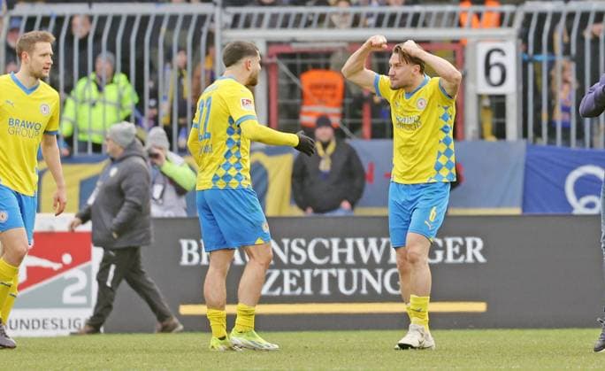 Eintracht BS vs SV Darmstadt 98 Braunschweig, 15 02 2025, Football, Season 24 25, 2 Bundesliga, 22 Matchday, Eintracht Braunschweig vs SV Darmstadt 98, Picture shows jubilation emotions at Eintracht after the final whistle Ermin Bicakcic BTSV, 6 with Fabio Di Michele Sanchez BTSV, 22 Braunschweig