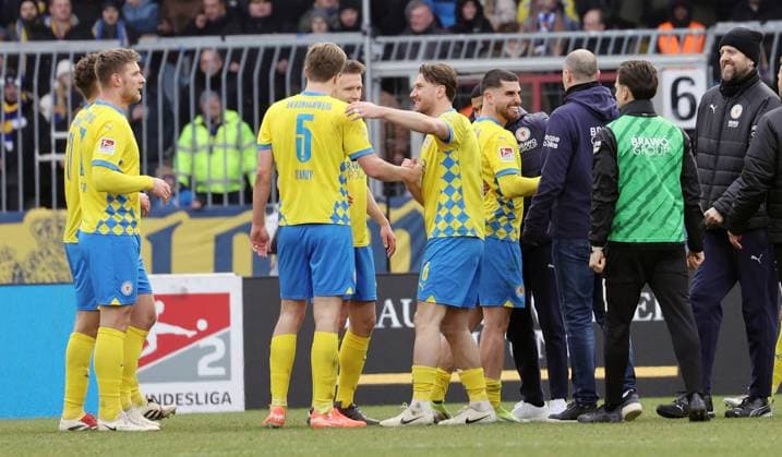 Eintracht BS vs SV Darmstadt 98 Braunschweig, 15 02 2025, Football, Season 24 25, 2 Bundesliga, 22 Matchday, Eintracht Braunschweig vs SV Darmstadt 98, Picture shows jubilation emotions at Eintracht after the final whistle Ermin Bicakcic BTSV, 6 Braunschweig