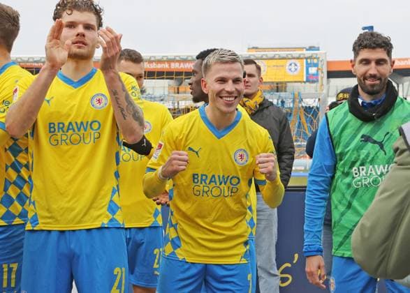 Eintracht BS vs SV Darmstadt 98 Braunschweig, 15 02 2025, Football, Season 24 25, 2 Bundesliga, 22 Matchday, Eintracht Braunschweig vs SV Darmstadt 98, Picture shows jubilation emotions at Eintracht after the final whistle Lino Tempelmann BTSV, 20 Braunschweig