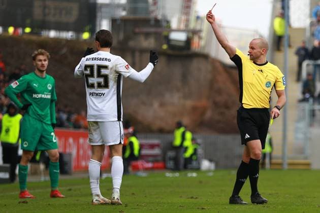 15 02 2025, xrekx, Soccer 2 Bundesliga, SV Elversberg SpVgg Greuther Fuerth v l Referee Referee Patrick Schwengers shows Lukas Petkov SV 07 Elversberg the yellow red card DFL DFB REGULATIONS PROHIBIT ANY USE OF PHOTOGRAPHS as IMAGE SEQUENCES and or QUASI VIDEO Elversberg