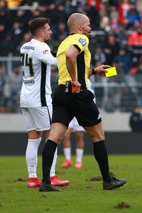 15 02 2025, xrekx, Soccer 2 Bundesliga, SV Elversberg SpVgg Greuther Fuerth v l Referee Referee Patrick Schwengers shows Lukas Petkov SV 07 Elversberg the yellow red card DFL DFB REGULATIONS PROHIBIT ANY USE OF PHOTOGRAPHS as IMAGE SEQUENCES and or QUASI VIDEO Elversberg