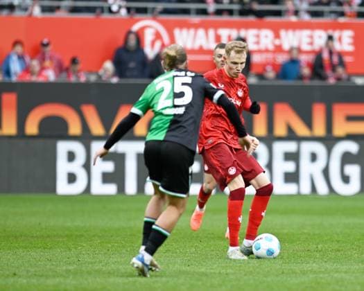 Football 2 Bundesliga Season 2024 25 1 FC Kaiserslautern 15 02 2025 Fritz Walter Stadion 1 FC Kaiserslautern fck Hannover 96 h 0 0 Lars GINDORF Hannover 96 , left, Tim BREITHAUPT 1 FC Kaiserslautern 1 FC Kaiserslautern
