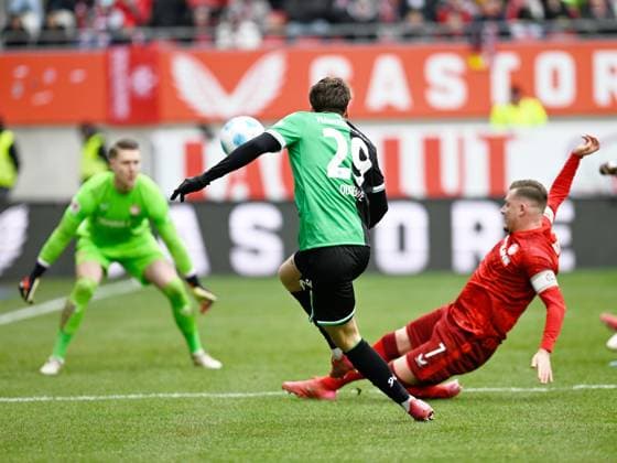 Football 2 Bundesliga Season 2024 25 1 FC Kaiserslautern 15 02 2025 Fritz Walter Stadion 1 FC Kaiserslautern fck Hannover 96 h 0 0 Marlon RITTER 1 FC Kaiserslautern , re, clears in front of Kolja OUDENNE Hannover 96 1 FC Kaiserslautern