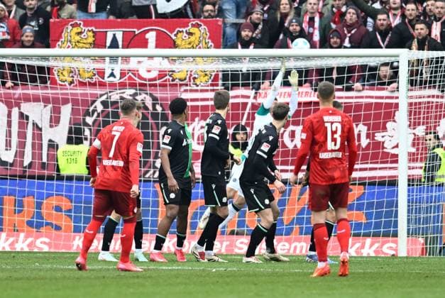 Football 2 Bundesliga Season 2024 25 1 FC Kaiserslautern 15 02 2025 Fritz Walter Stadion 1 FC Kaiserslautern fck Hannover 96 h 0 0 A free kick from Marlon RITTER 1 FC Kaiserslautern , left, goes just over the goal 1 FC Kaiserslautern