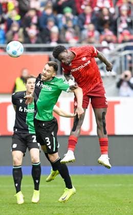 Football 2 Bundesliga Season 2024 25 1 FC Kaiserslautern 15 02 2025 Fritz Walter Stadion 1 FC Kaiserslautern fck Hannover 96 h 0 0 Boris TOMIAK Hannover 96 , li Ragnar ACHE 1 FC Kaiserslautern 1 FC Kaiserslautern
