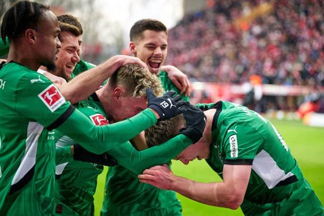 Lukas Ullrich Borussia Moenchengladbach, 26 , celebrates after scoring 1 0, with Robin Hack Borussia Moenchengladbach, 25 , and team, GER, 1 FC Union Berlin vs Borussia Moenchengladbach, Soccer Men, 1 Bundesliga, Season 2024 2025, 22 Matchday, 15 02 2025 DFL REGULATES PROHIBIT ANY USE OF PHOTOGRAPHS AS IMAGE SEQUENCES AND OR QUASI VIDEO GER, 1 FC Union Berlin vs Borussia Moenchengladbach, Football Men, 1 Bundesliga, Season 2024 2025, 22 Matchday, 15 02 2025 Berlin Copyright: xClaudiusxRauch,xEibner-Pressefotox xClaudiusxRauchx EP_CRH