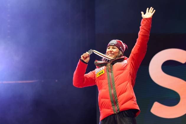 ALPINE SKIING - FIS Ski WC Saalbach 2025 SAALBACH,AUSTRIA,15.FEB.25 - ALPINE SKIING - FIS Alpine World Ski Championships Saalbach 2025, slalom, ladies, medal plaza, award ceremony. Image shows the rejoicing of Wendy Holdener (SUI). Keywords: medal.  GEPAxpictures xHaraldxSteiner