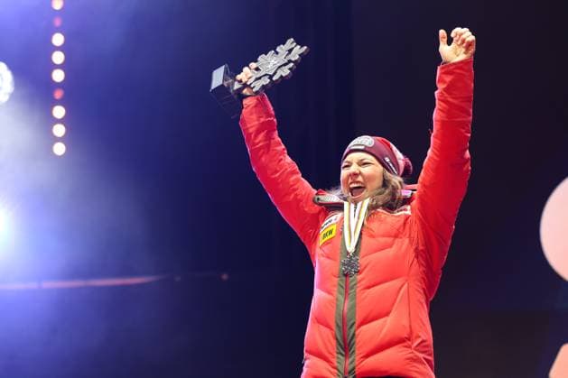 ALPINE SKIING - FIS Ski WC Saalbach 2025 SAALBACH,AUSTRIA,15.FEB.25 - ALPINE SKIING - FIS Alpine World Ski Championships Saalbach 2025, slalom, ladies, medal plaza, award ceremony. Image shows the rejoicing of Wendy Holdener (SUI). Keywords: medal.  GEPAxpictures xHaraldxSteiner