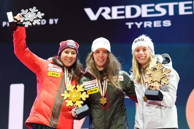ALPINE SKIING - FIS Ski WC Saalbach 2025 SAALBACH,AUSTRIA,15.FEB.25 - ALPINE SKIING - FIS Alpine World Ski Championships Saalbach 2025, slalom, ladies, medal plaza, award ceremony. Image shows the rejoicing of Wendy Holdener (SUI), Camille Rast (SUI) and Katharina Liensberger (AUT). Keywords: medal.  GEPAxpictures xHaraldxSteiner