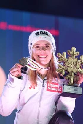 ALPINE SKIING - FIS Ski WC Saalbach 2025 SAALBACH,AUSTRIA,15.FEB.25 - ALPINE SKIING - FIS Alpine World Ski Championships Saalbach 2025, slalom, ladies, medal plaza, award ceremony. Image shows the rejoicing of Katharina Liensberger (AUT). Keywords: medal.  GEPAxpictures xHaraldxSteiner