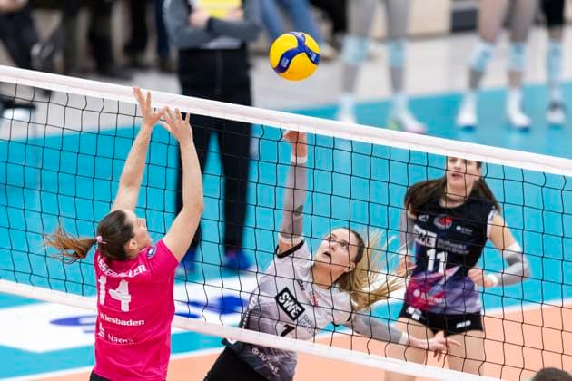 1 Volleyball Bundesliga Women Schwarz Weiss Erfurt vs VC Wiesbaden Erfurt 15 02 2025 Alina Zellin 1 Schwarz Weiss Erfurt vs Jonna Wasserfaller 14 VC Wiesbaden 1 Volleyball Bundesliga Women Schwarz Weiss Erfurt vs VC Wiesbaden Riethsporthalle Erfurt 15 02 2025 Copyright: xBEAUTIFULxSPORTS Duehringx