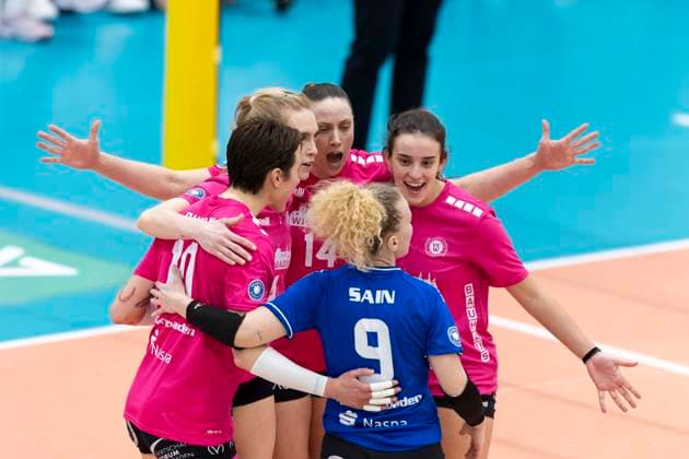 1 Volleyball Bundesliga Women Schwarz Weiss Erfurt vs VC Wiesbaden Erfurt 15 02 2025 Cheers, VC Wiesbaden 1 Volleyball Bundesliga Women Schwarz Weiss Erfurt vs VC Wiesbaden Riethsporthalle Erfurt 15 02 2025 Copyright: xBEAUTIFULxSPORTS Duehringx