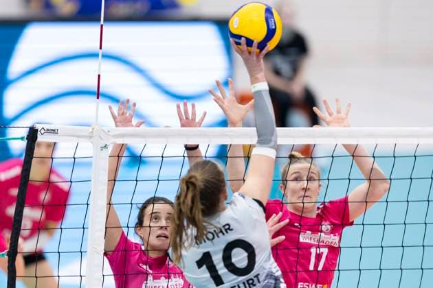 1 Volleyball Bundesliga Women Schwarz Weiss Erfurt vs VC Wiesbaden Erfurt 15 02 2025 Pia Mohr 10 Schwarz Weiss Erfurt vs Ana Marija Jonjev 22 VC Wiesbaden left and Rachel Joy Gomez 17 VC Wiesbaden right 1 Volleyball Bundesliga Women Schwarz Weiss Erfurt vs VC Wiesbaden Riethsporthalle Erfurt 15 02 2025 Copyright: xBEAUTIFULxSPORTS Duehringx