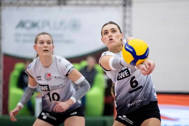 1 Volleyball Bundesliga Women Schwarz Weiss Erfurt vs VC Wiesbaden Erfurt 15 02 2025 Kira Thomsen 6 Schwarz Weiss Erfurt right and Pia Mohr 10 Schwarz Weiss Erfurt left 1 Volleyball Bundesliga Women Schwarz Weiss Erfurt vs VC Wiesbaden Riethsporthalle Erfurt 15 02 2025 Copyright: xBEAUTIFULxSPORTS Duehringx